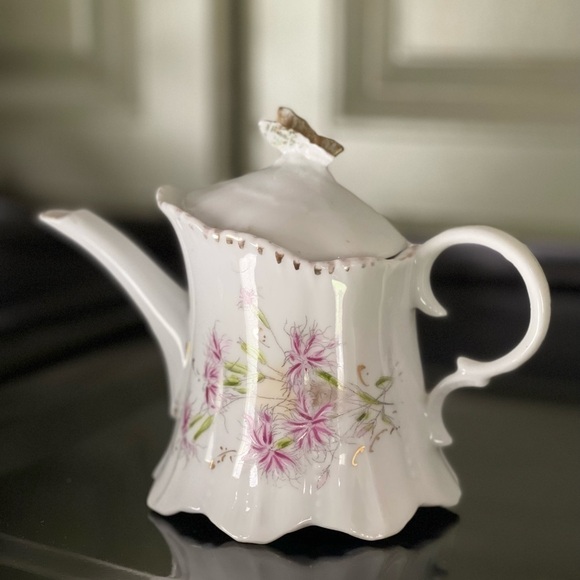 VINTAGE, DAINTY & DELICATE, WHITE PITCHER WITH SOFT PURPLE & GREEN FLORAL DESIGN - Picture 3 of 11